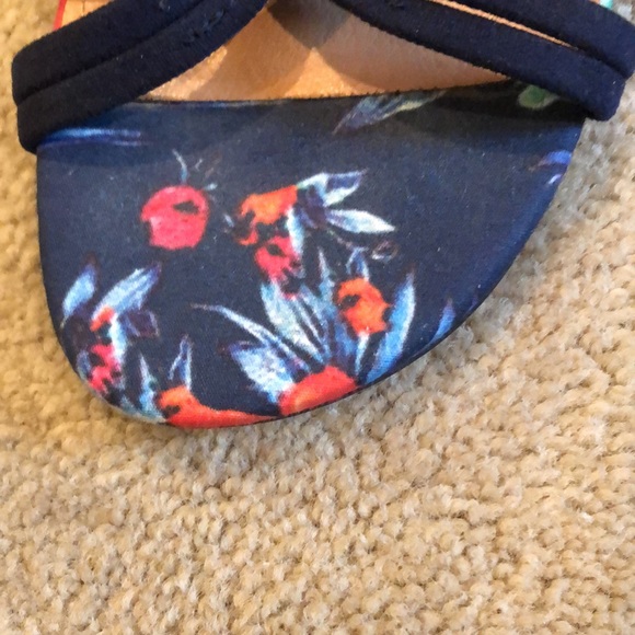 Dress Barn women’s sandals. - Picture 3 of 5